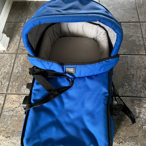 Liggedeler/carrycot til Mountain Buggy med regntrekk