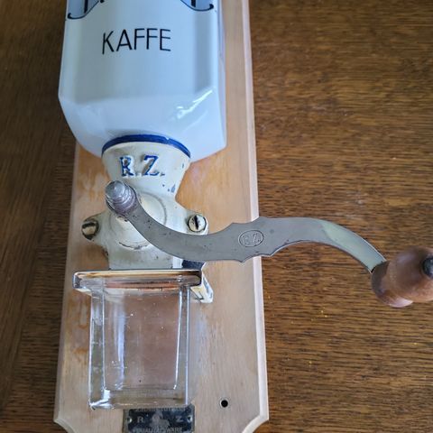 Antik vegghengt kaffekvern