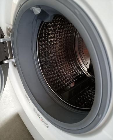 Pent brukt kombinert vaskemaskin og tørketrommel.