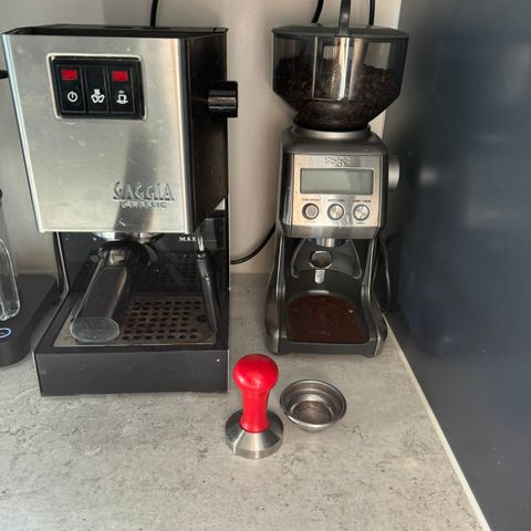 Espressomaskin med steamer og kaffekvern
