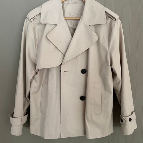 Klassisk kort beige trench fra Va Vite