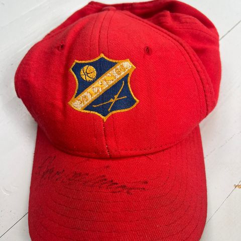 Lyn caps fra 90-tallet, signert av Sture Fladmark