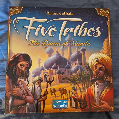 Five Tribes brettspill selges