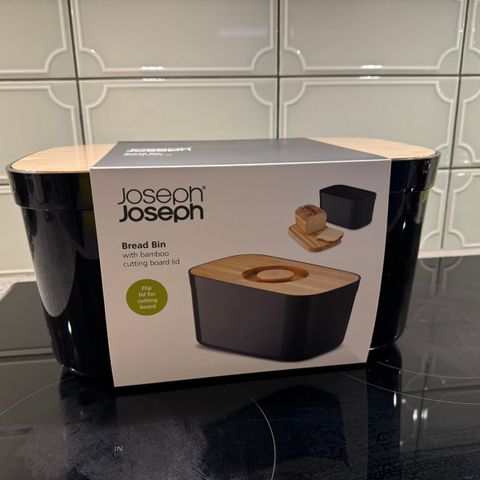 BreadBin brødboks svart fra Joseph Joseph - 400 kr