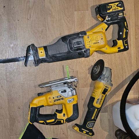 stikksag 18v og en 14 volts drill med batteri