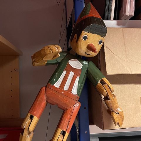 Pinocchio marionett figur i tre