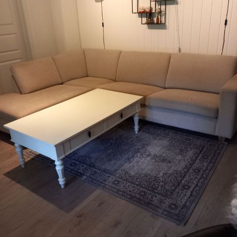 Sofa med sjeselong og bord