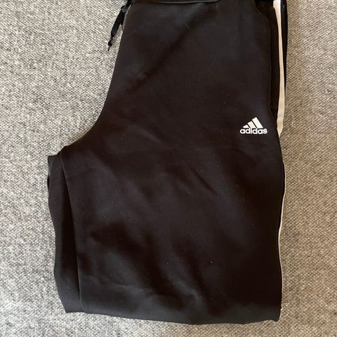 Sort treningsbukse/kosebukse Adidas strl Large