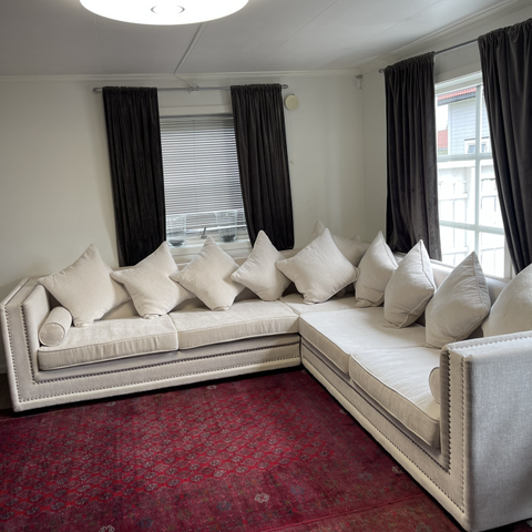 Hvit/beige elegant sofa, to sammensatte deler