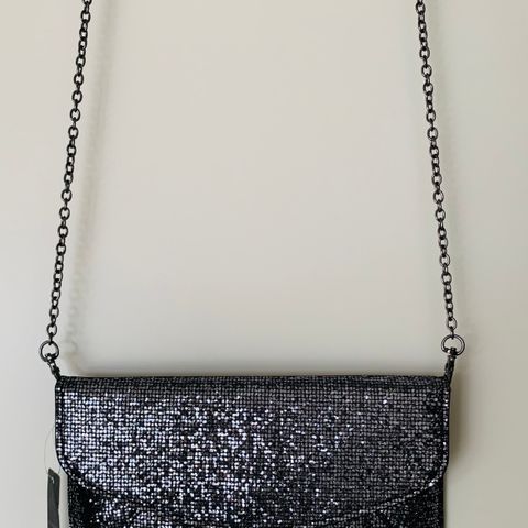 stilig svart clutchbag med glitter.