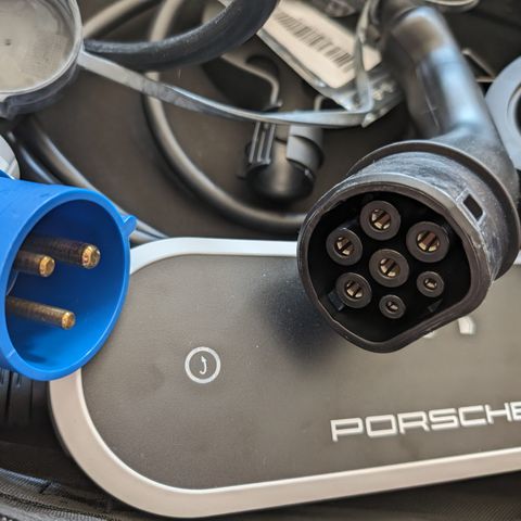 Type 2 (CCS2) til 32A blå smart billader - Porsche Mobile Charger Plus