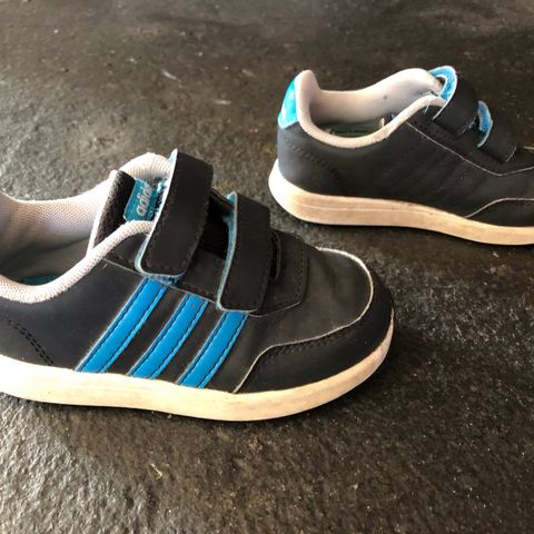 Adidas-sko til gutt str. 25,5, ca. 3 år