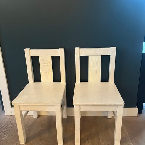 To barnestoler fra Ikea selges