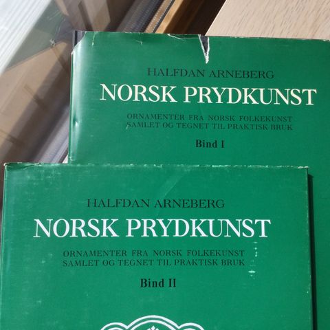Halfdan Arneberg : Norsk prydkunst. bind I og II.