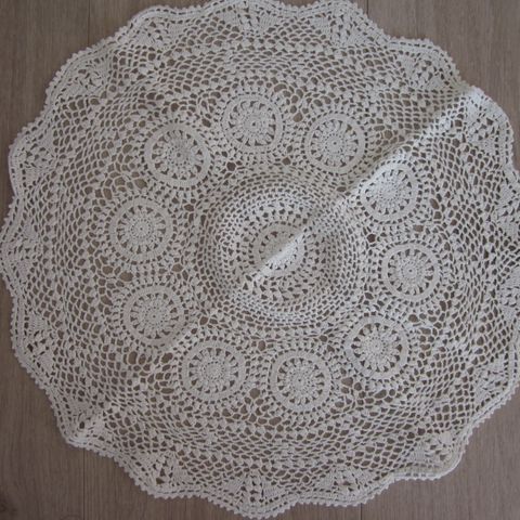 Hvit, rund, heklet, duk i bomull, diameter 41–42 cm