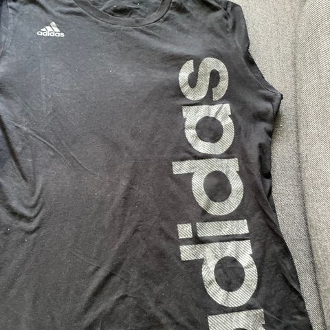 Addidas t skjorte