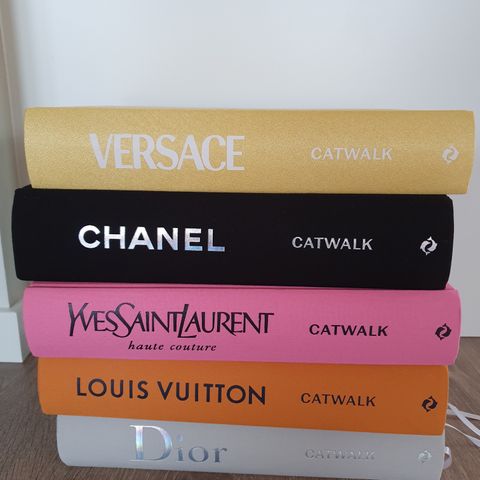 Motebøker fra New Mags: Dior, Chanel, Saint Laurent, Versace, Louis Vuitton