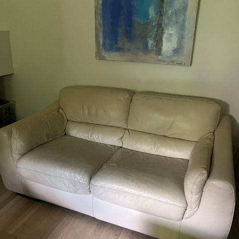 Beige skinnsofa