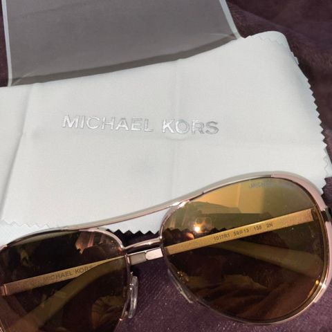 Michael Kors solbriller selges.