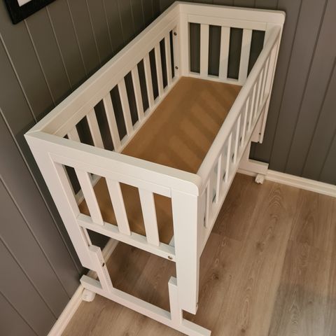 Troll bedside crib