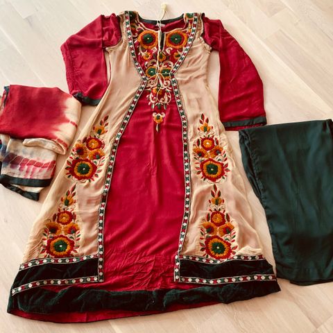 Festlig /eid pakistanske/indiske pashwas kjolen består av 3 deler!