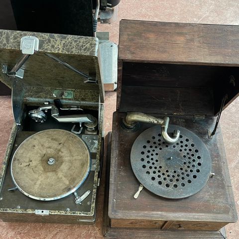 To gamle grammofoner og en symaskin. Legg merke til lydhode på den ene grammof