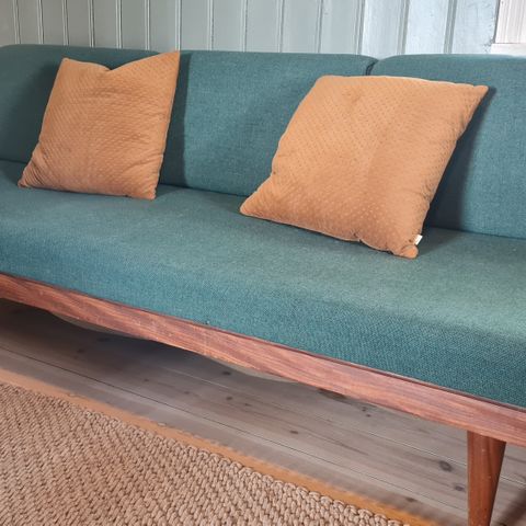 Ekornes Daybed. Plass til to dyner og puter i sofaen. God å sitte i.