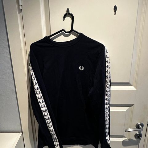 FRED PERRY Crewneck Marineblå (Tynn) - Svært Pen