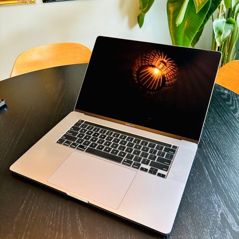 MacBook Pro 16" 2019 (USED)