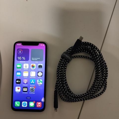 Iphone X 64 Gb + NY SKJERM + 3M LADEKABEL