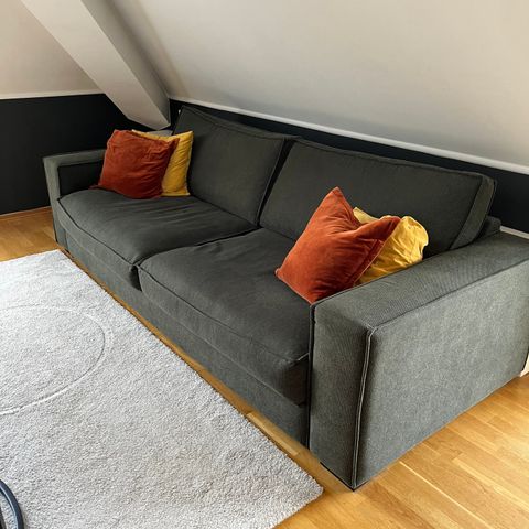 Som ny bred og flott sofa