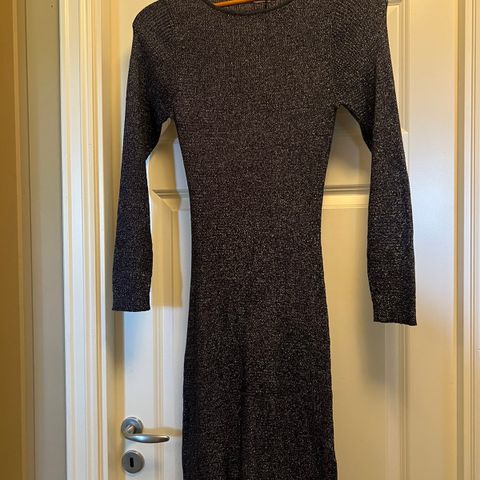 Formsittende strikket glitter-kjole med god stretch fra Jacqueline de Yong