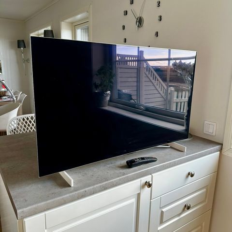 LG C2 42 inches OLED  med TV stativ.Følger med kvittering.