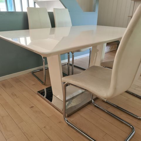 Kitty spisebord fra Bohus og 4 stoler