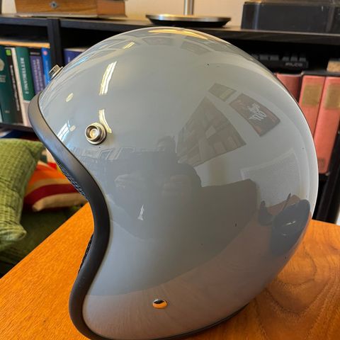 Ubrukt MC-hjelm med lav profil