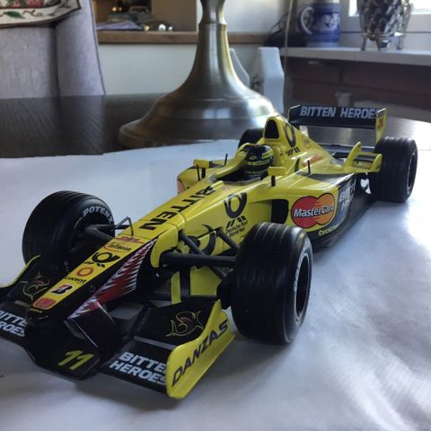 Honda F1. Jordan E J11.    Hot Wheels.  1:18