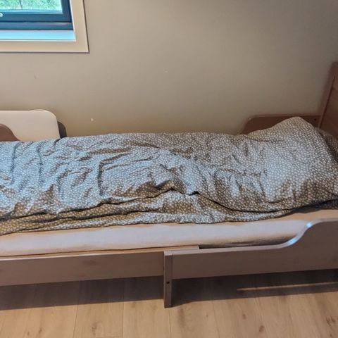 NY PRIS! Brungrå Ikea Sundvik 80x200cm uttrekkbar barneseng