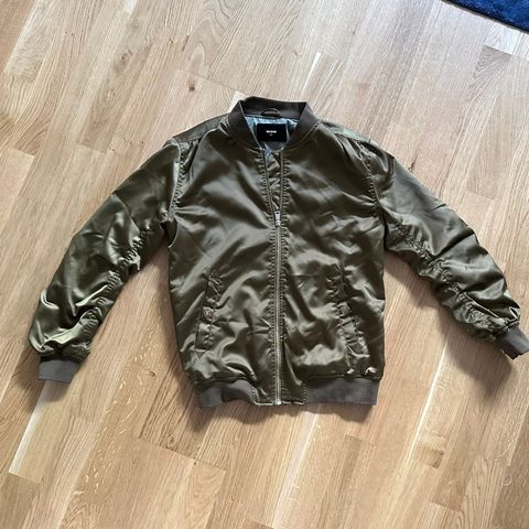 Militærgrønn bomber jacket