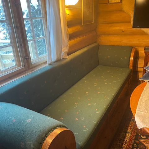 Rustikk sofa og tilhørende stol, ekte retro