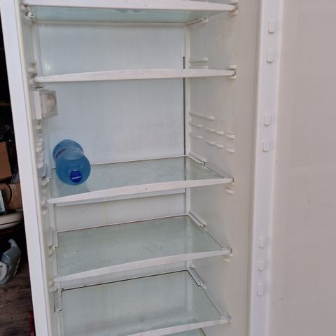 Kjøleskap til komfen..  H185