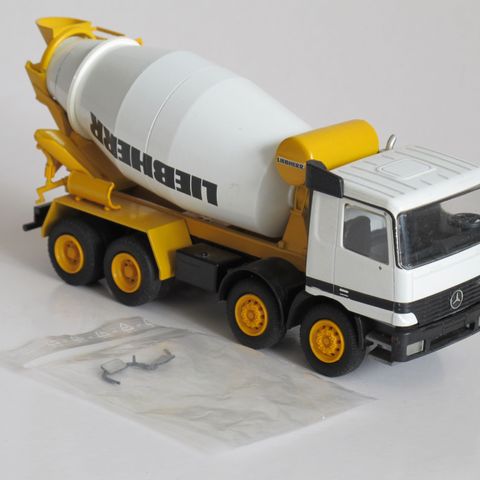 Mercedes-Benz Actros MP1 trommelbil. Knekt hyttefeste ene siden. Skala 1:50