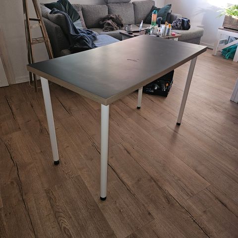 Ikea skrivebord (RESERVERT)