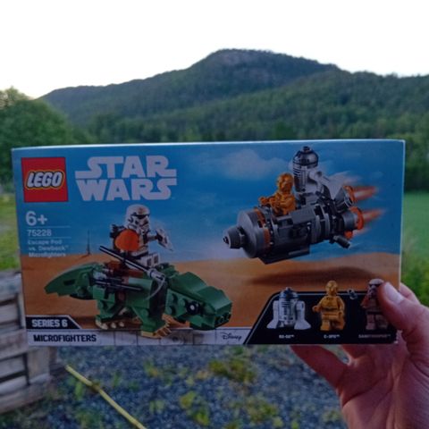 LEGO Escape Pod vs. Dewback Microfighters 75228