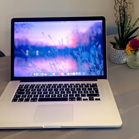 MacBook PRO 15" retina , 16GB , 500GB SSD, Intel i7 2.5Ghz , Mid 2014