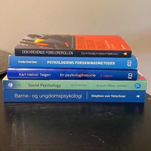 Selger diverse pensumbøker til førsteåret i psykologistudier