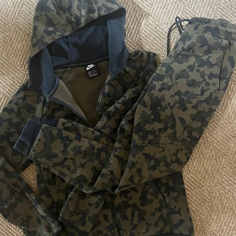 Nike tech fleece tracksuit, str XS (164/170)