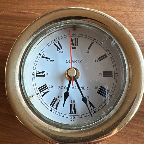 Messing veggur og barometer