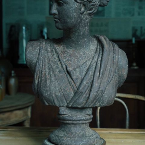 Antikk stor Artemis gudinne byste i metall med tresokkel.