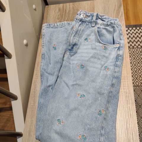 Baggy jeans med blomster