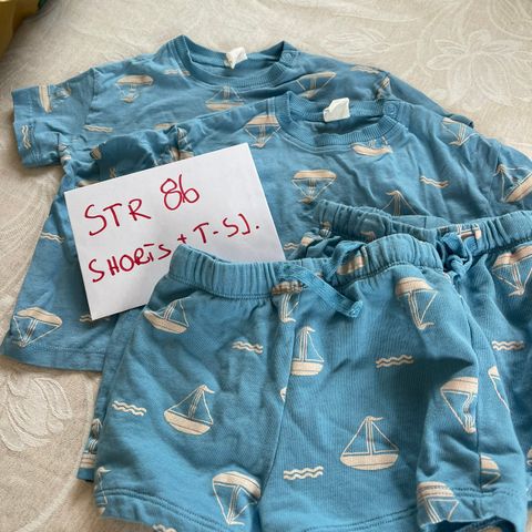 To stk shorts og T-skjorte i str 86 selges for kr 100